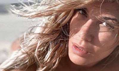 La mujer de Garay desnuda haciendo el pino en la playa