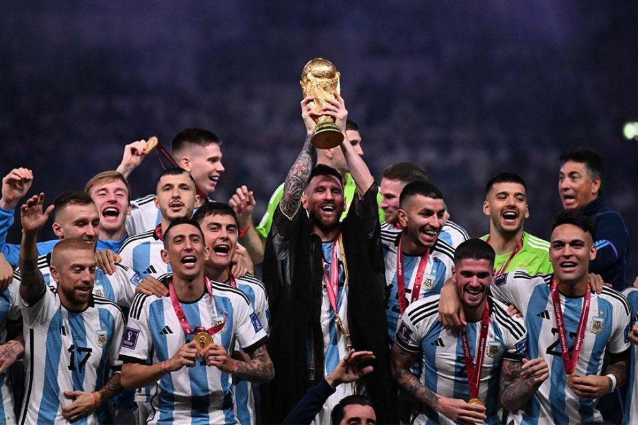 Messi consigue su mundial y supera a Maradona